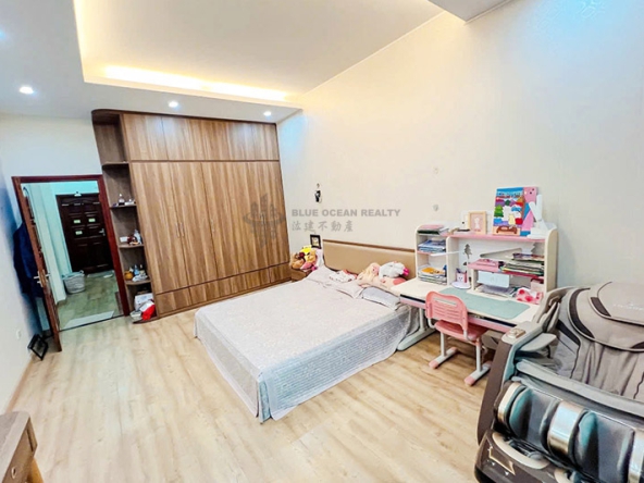 Bán nhà mặt phố 4 tầng có ao hồ ô tô tránh phố Bùi Xương Trạch