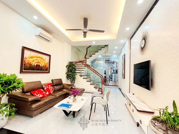 Bán nhà mặt phố 4 tầng có ao hồ ô tô tránh phố Bùi Xương Trạch