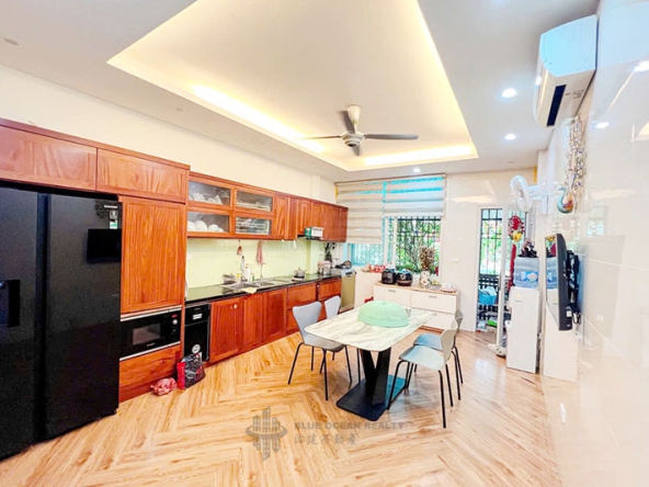 Bán nhà mặt phố 4 tầng có ao hồ ô tô tránh phố Bùi Xương Trạch