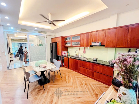Bán nhà mặt phố 4 tầng có ao hồ ô tô tránh phố Bùi Xương Trạch