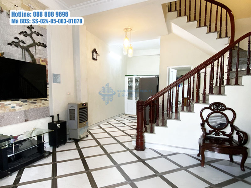 Nhà 2 tầng Lạc Long Quân cần bán giá tốt - gần Hồ Tây