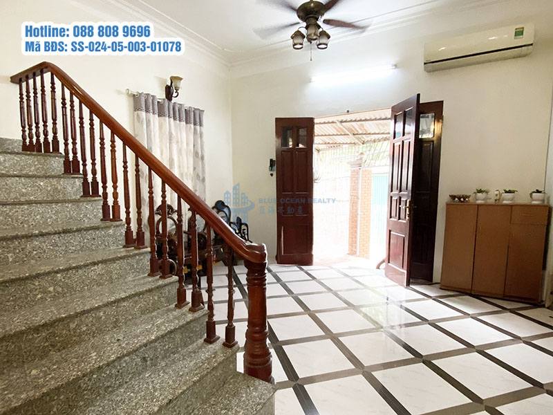 Nhà 2 tầng Lạc Long Quân cần bán giá tốt - gần Hồ Tây