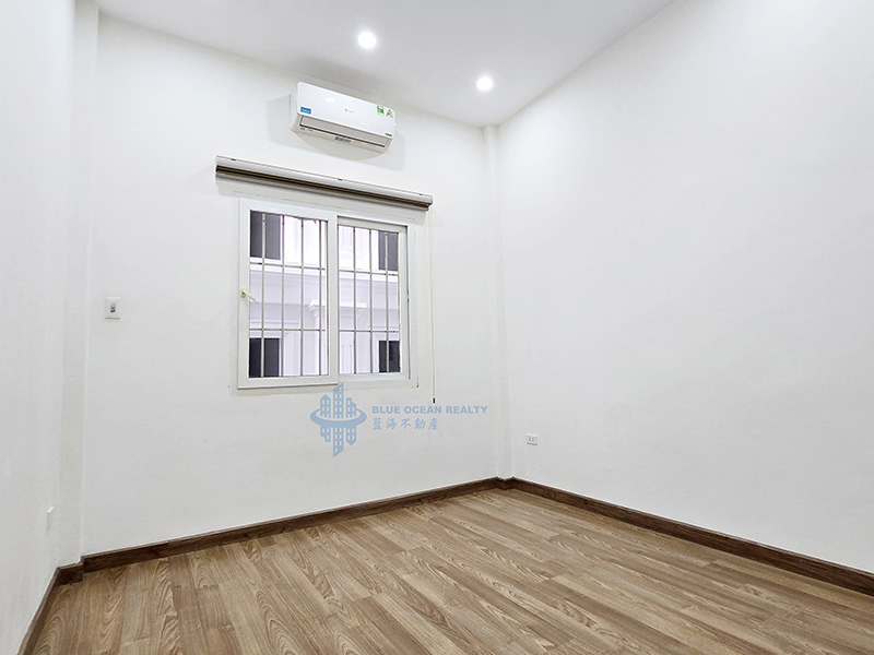 Nhà 4 tầng 1 tum bán ở phố Vương Thừa Vũ, 4 phòng ngủ, 3wc
