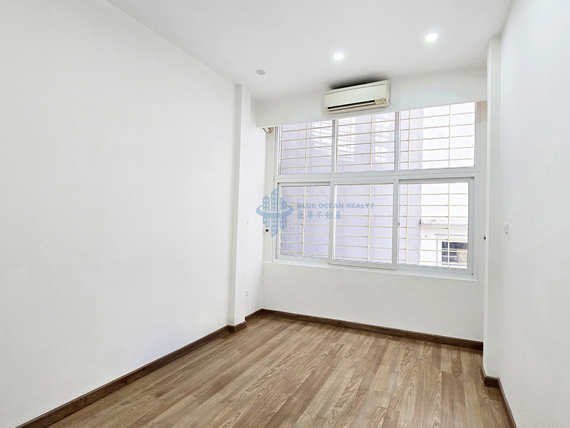 Nhà 4 tầng 1 tum bán ở phố Vương Thừa Vũ, 4 phòng ngủ, 3wc